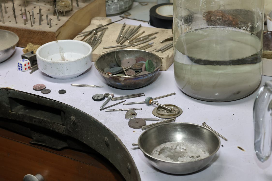 Bancada de atelier de restauração de joias com ferramentas profissionais