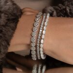 Pulseiras riviera de semijoia com cristais e pérolas no pulso, da Yuriko