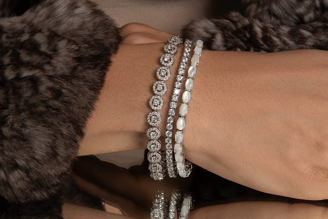 Pulseiras riviera de semijoia com cristais e pérolas no pulso, da Yuriko