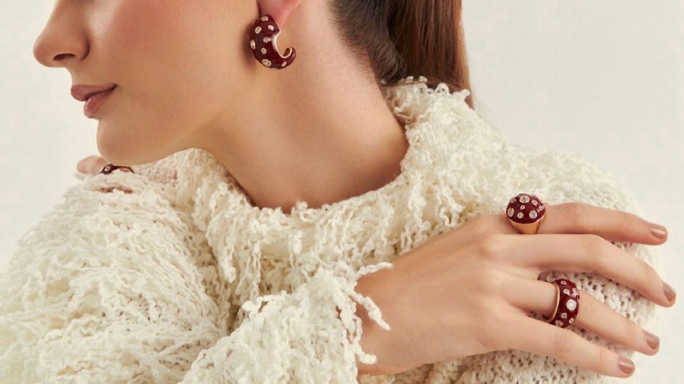 semijoia-esmaltada-vermelha-sueter-creme-yuriko Semijoia Esmaltada Colorida: Como Usar Cores nos Acessórios em 2026